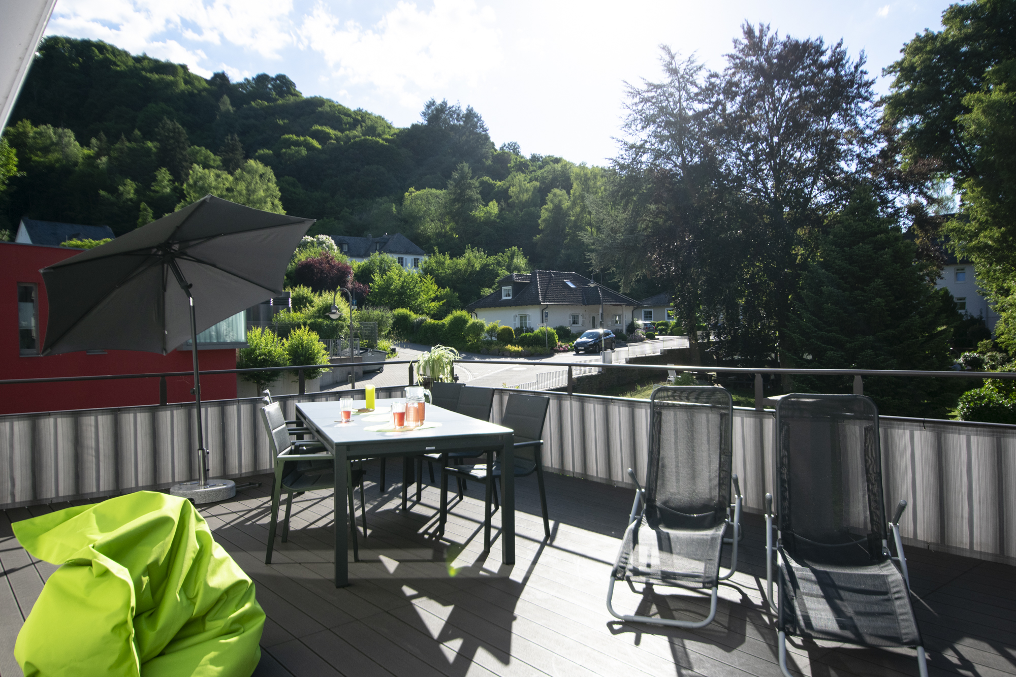 gruener sitzsack grsser tisch mit getraenken und liegestuehle auf einer terrasse