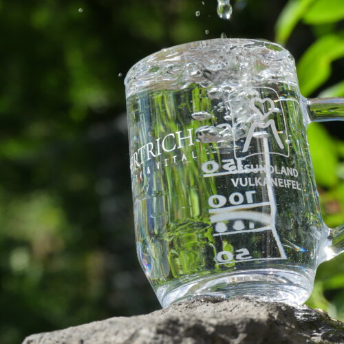 Glas mit frischem Thermalquellwasser