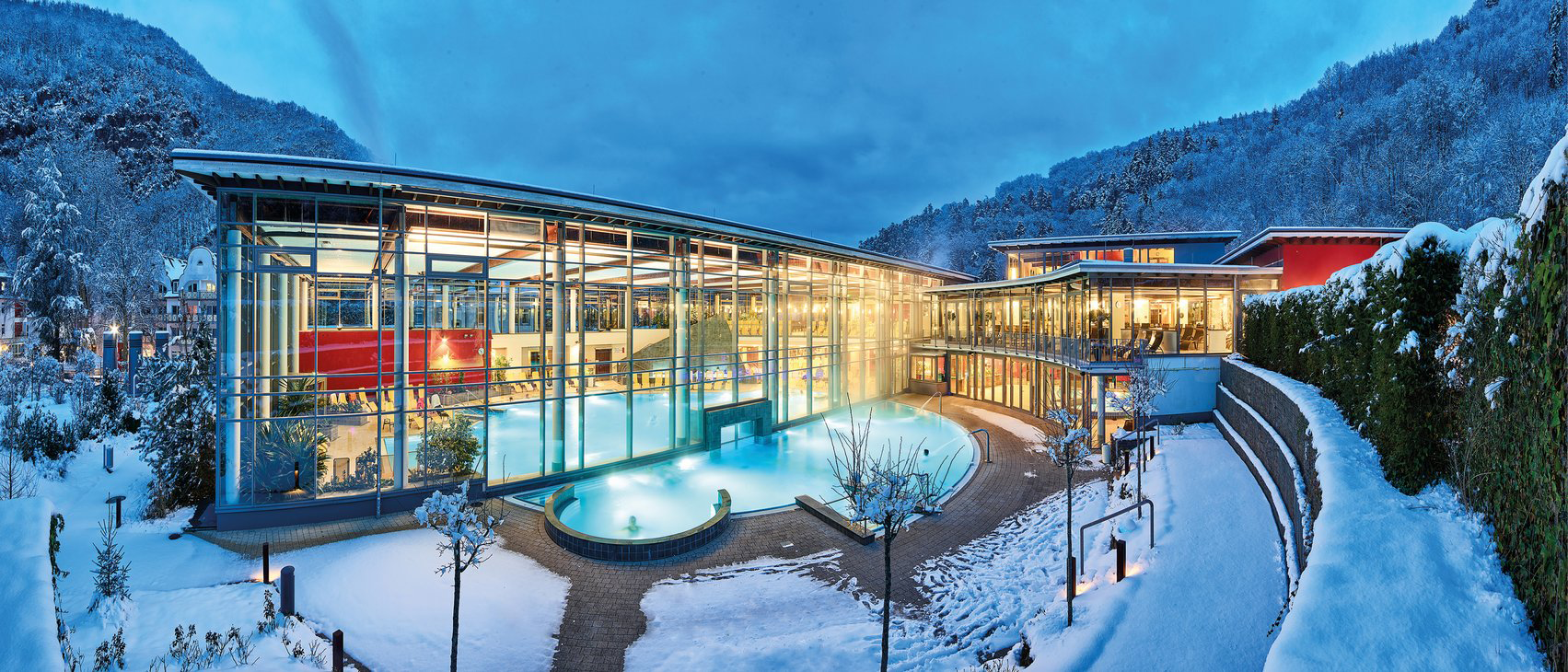 Aussenbecken der Vulkaneifel Therme in Schneelandschaft